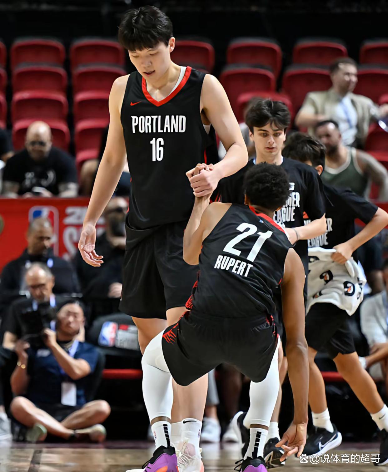 开云体育官网-广东宏远训练开放日，清晨复出首秀引欢呼，NBA季后赛在即，医务组通报恢复(广东宏远教练组)