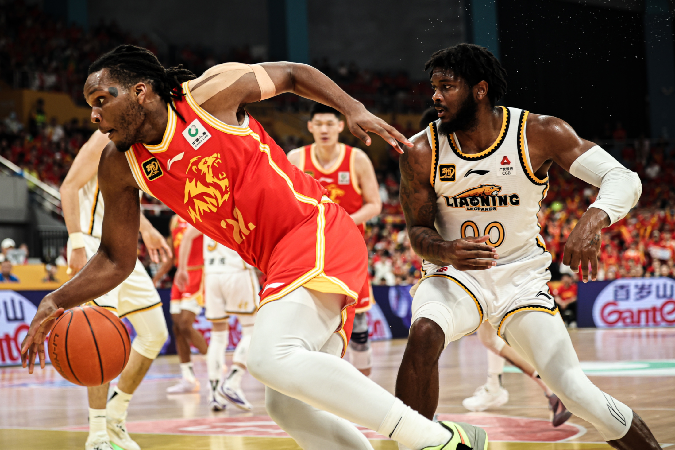 开云体育中国-转折点广厦男篮单刀错失，德甲清晨攻防权衡，底气十足，团队化学反应显著