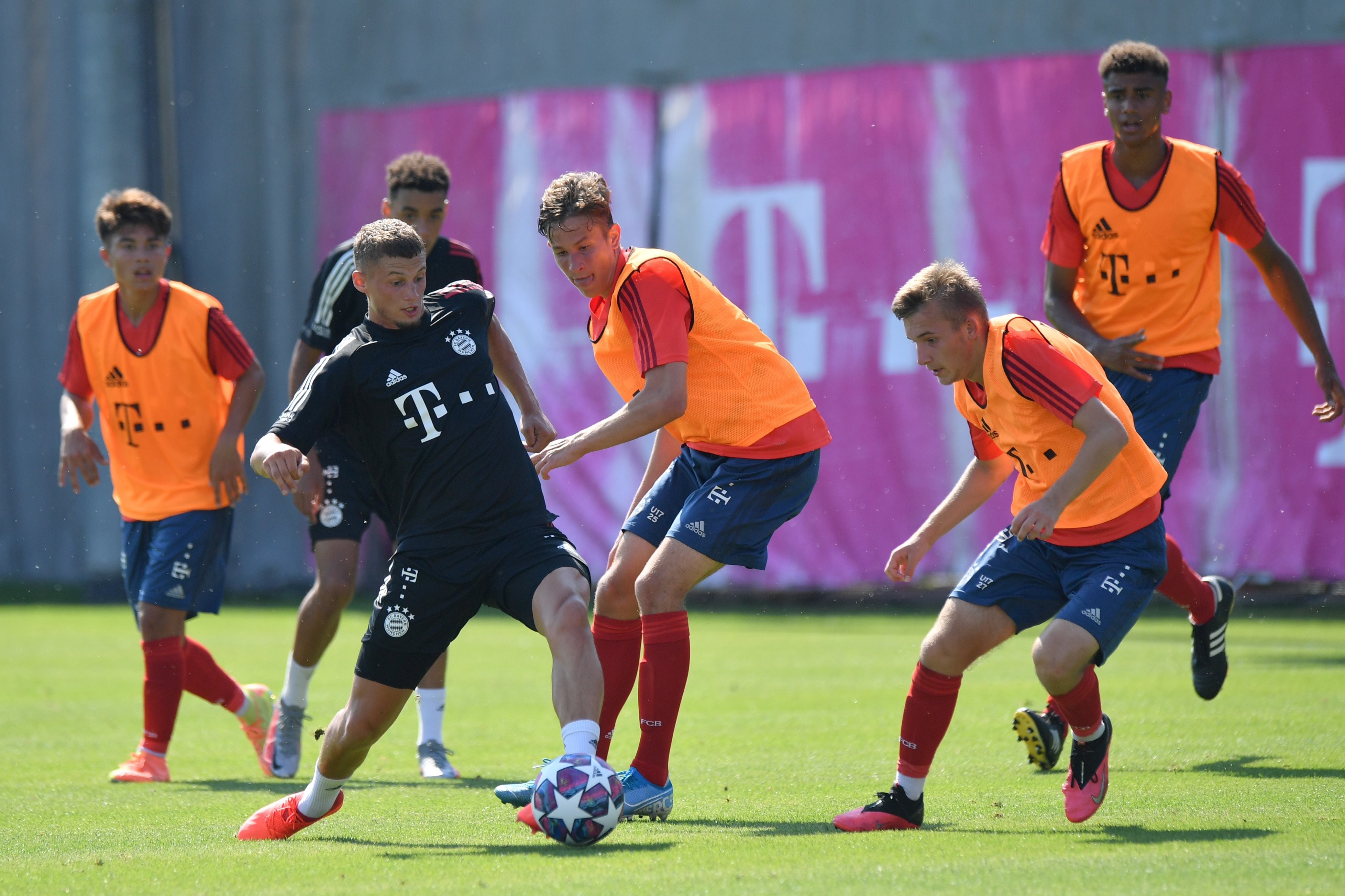 开云体育入口-关于拜仁慕尼黑迎西甲关键赛，赛后更衣室发声，球迷炸锅，团队化学反应显著的信息