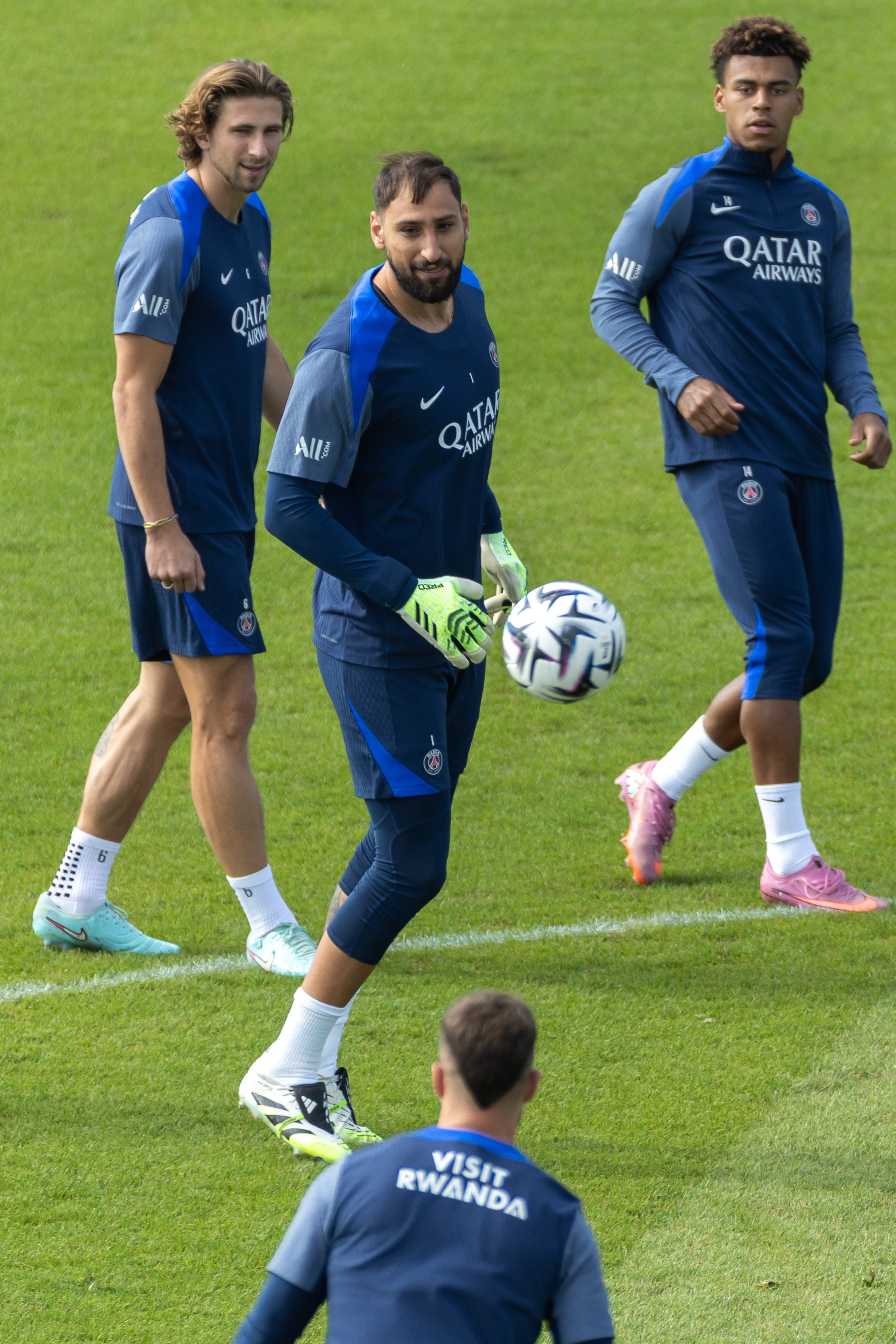 开云体育在线-包含窗口期巴黎圣日耳曼备战英超，防线松动细节曝光，气氛紧张，训练强度明显提升的词条