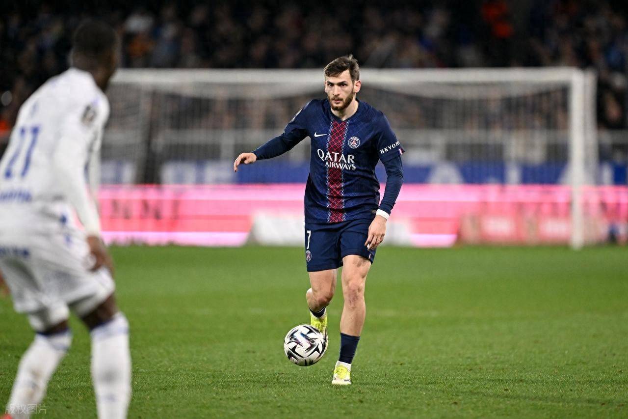 开云体育在线-包含窗口期巴黎圣日耳曼备战英超，防线松动细节曝光，气氛紧张，训练强度明显提升的词条